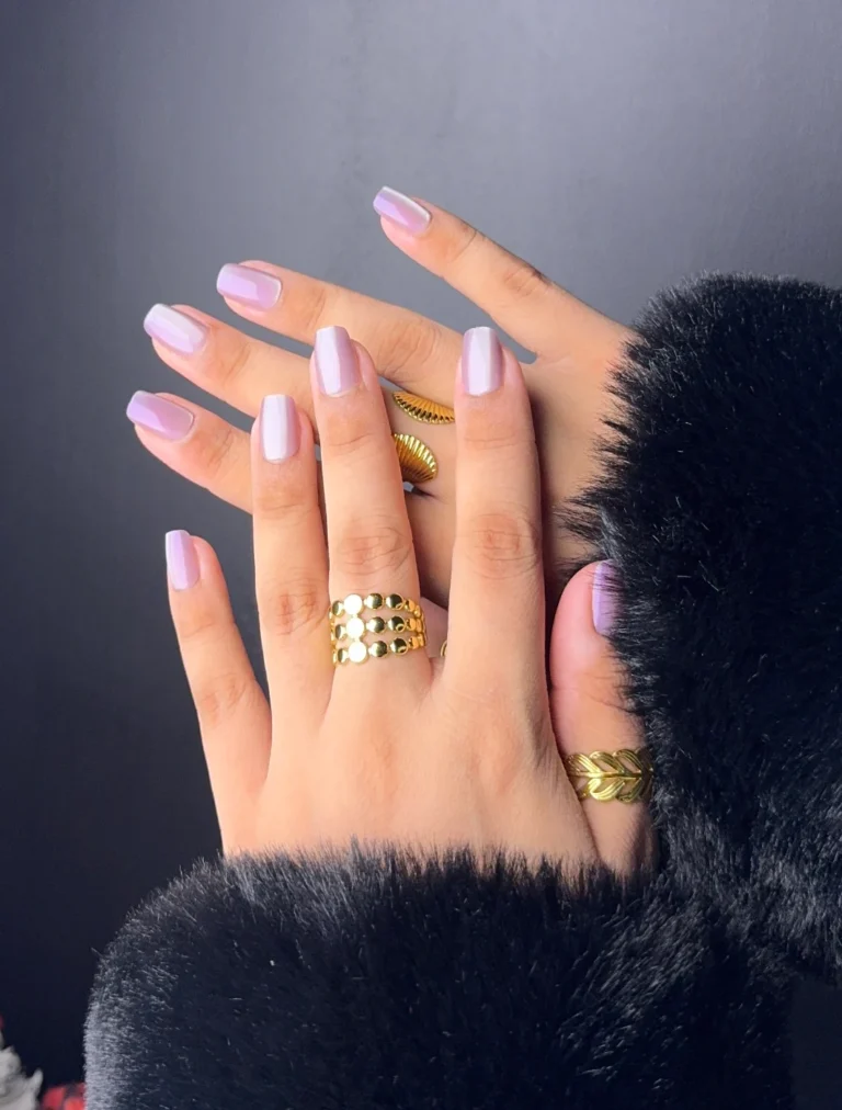 Cat-eye nails – lilac press-ons with fur sleeve